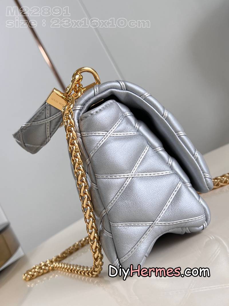 LV M22891 silver M25107 This GO-14 medium handbag is from the 2024 spring and summer series. The quilted sheepskin body is matched with dazzling metal parts, releasing a gorgeous luster. The detachable handle and detachable and adjustable sliding chain allow you to switch between hand-held, shoulder and cross-body wear. 23 x 16 x 10 cm (length x height x width) LV 第4張