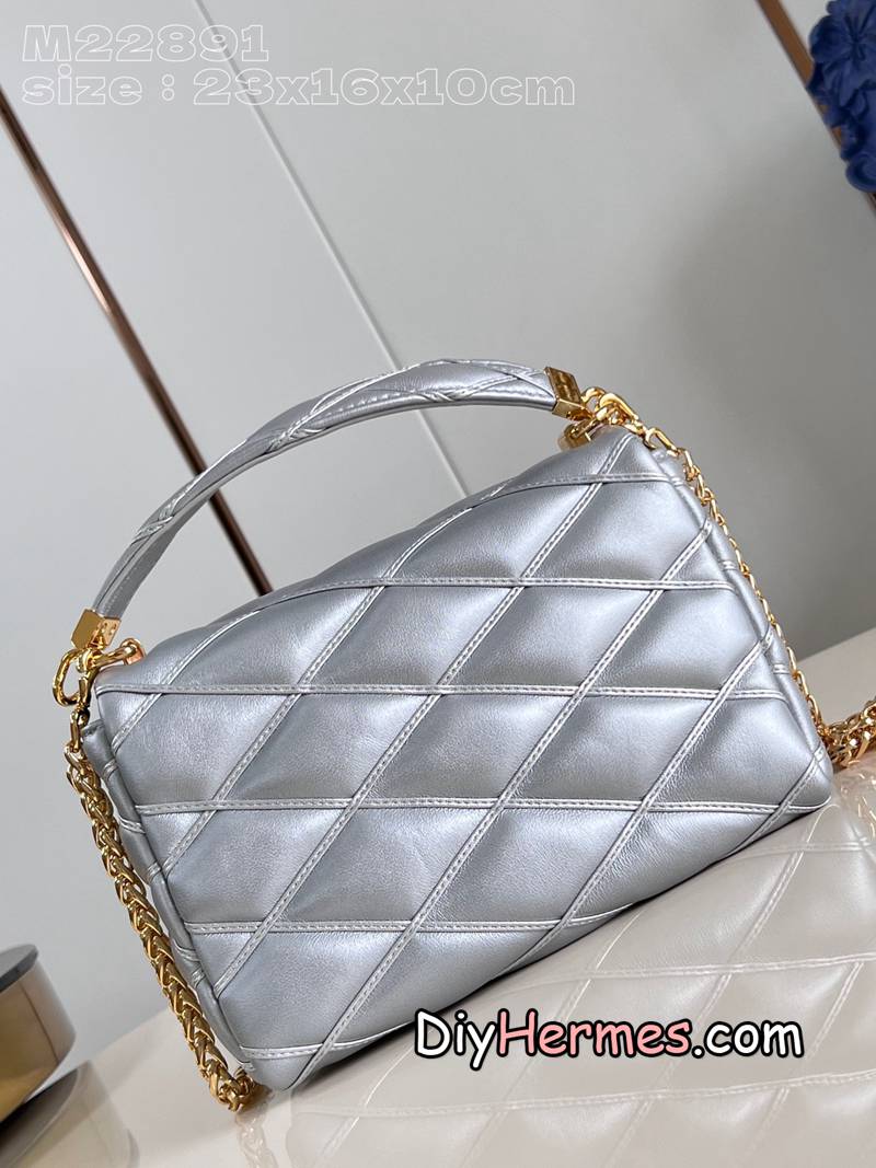 LV M22891 silver M25107 This GO-14 medium handbag is from the 2024 spring and summer series. The quilted sheepskin body is matched with dazzling metal parts, releasing a gorgeous luster. The detachable handle and detachable and adjustable sliding chain allow you to switch between hand-held, shoulder and cross-body wear. 23 x 16 x 10 cm (length x height x width) LV 第5張