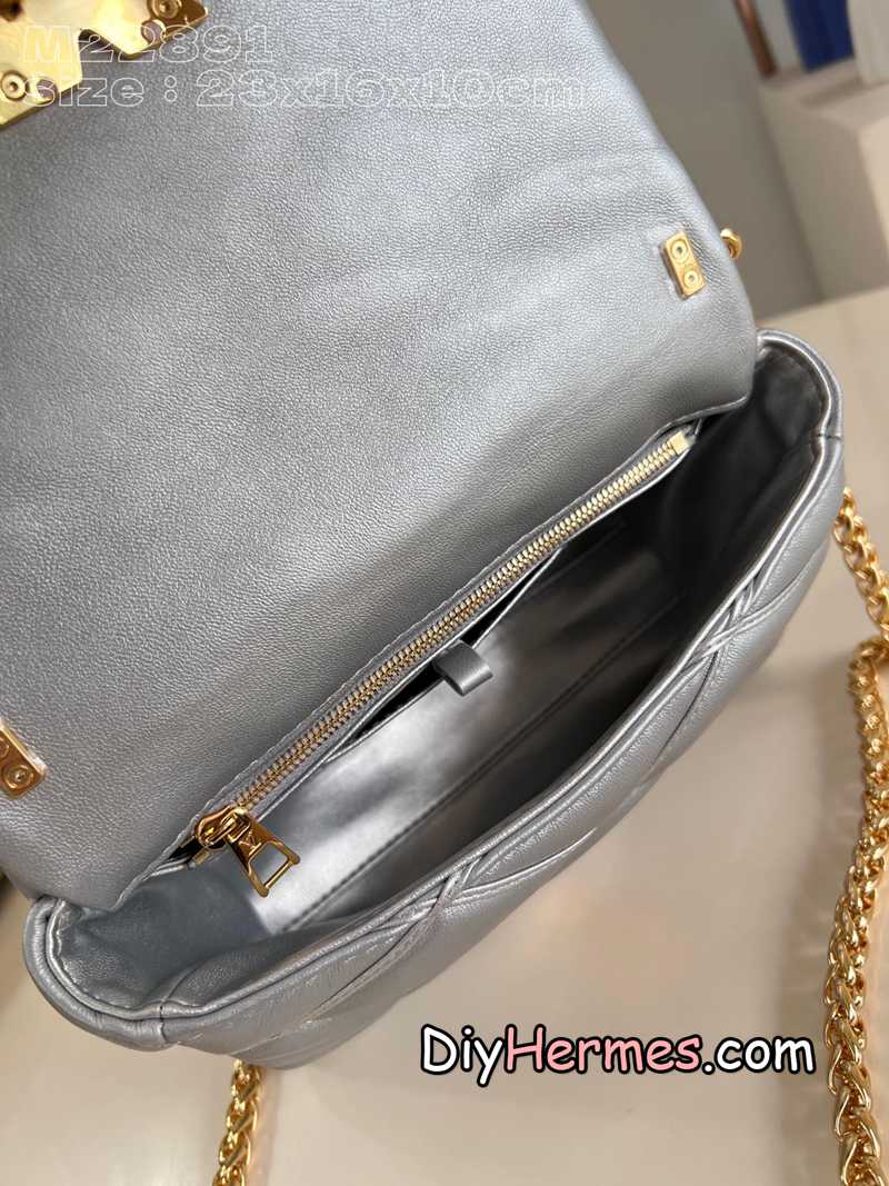 LV M22891 silver M25107 This GO-14 medium handbag is from the 2024 spring and summer series. The quilted sheepskin body is matched with dazzling metal parts, releasing a gorgeous luster. The detachable handle and detachable and adjustable sliding chain allow you to switch between hand-held, shoulder and cross-body wear. 23 x 16 x 10 cm (length x height x width) LV 第8張