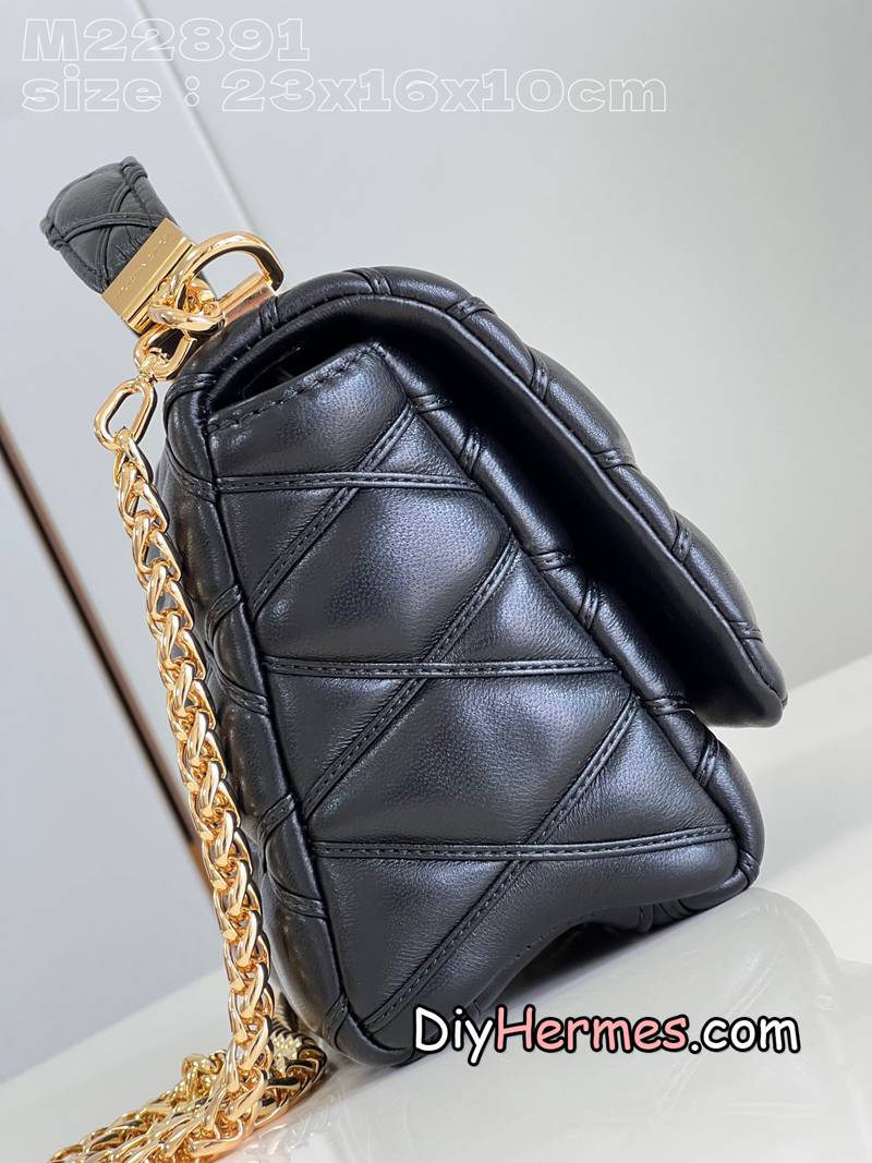 LV M22891 black twist Nicolas Ghesquière devoted new craft exploration to the GO-14 medium handbag, hand-painting the baking effect on the quilted sheepskin, releasing a futuristic and avant-garde style. The Twist lock adds to the brand's style, and the top handle and adjustable chain are both removable, allowing for a variety of carrying options. 23 x 16 x 10 cm (Length x Height x Width)P LV 第4張