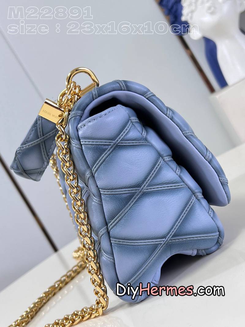 LV M22891 smoked blue M24186 twist Nicolas Ghesquière has devoted new craft exploration to the GO-14 medium handbag, hand-painting the roasted effect on the quilted sheepskin leather, releasing a futuristic and avant-garde style. The LV Twist twist lock highlights the brand's style, and the top handle and adjustable chain are detachable, allowing for a variety of carrying methods. 23 x 16 x 10 cm (length x height x width) LV 第4張