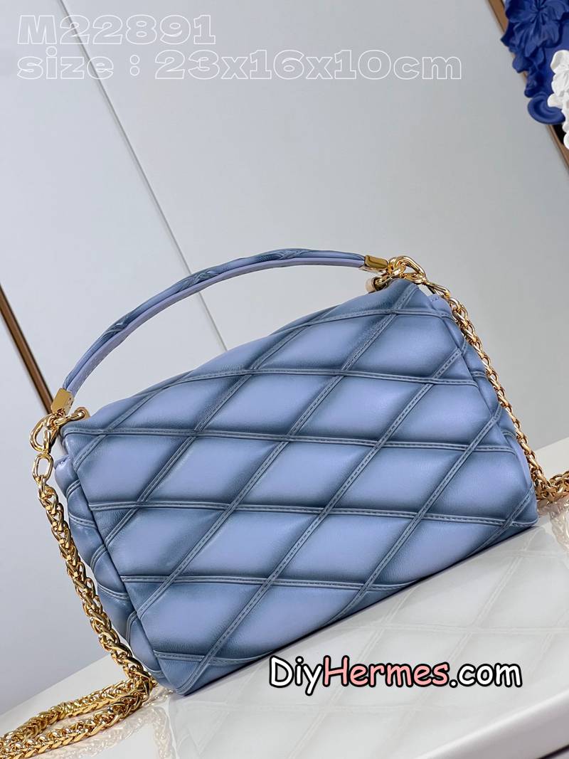 LV M22891 smoked blue M24186 twist Nicolas Ghesquière has devoted new craft exploration to the GO-14 medium handbag, hand-painting the roasted effect on the quilted sheepskin leather, releasing a futuristic and avant-garde style. The LV Twist twist lock highlights the brand's style, and the top handle and adjustable chain are detachable, allowing for a variety of carrying methods. 23 x 16 x 10 cm (length x height x width) LV 第5張