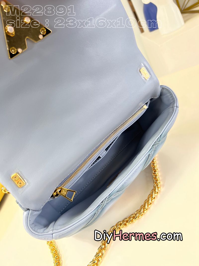 LV M22891 smoked blue M24186 twist Nicolas Ghesquière has devoted new craft exploration to the GO-14 medium handbag, hand-painting the roasted effect on the quilted sheepskin leather, releasing a futuristic and avant-garde style. The LV Twist twist lock highlights the brand's style, and the top handle and adjustable chain are detachable, allowing for a variety of carrying methods. 23 x 16 x 10 cm (length x height x width) LV 第8張