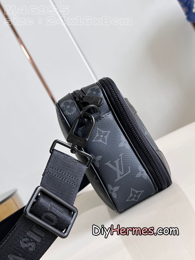 LV M46955 Black Flower This Alpha messenger bag is made of Monogram Eclipse canvas and uses modern brushwork to interpret the exquisite configuration. A zippered compartment keeps items safe, and front pocket rivets add branding. 24 x 16 x 8 cm (length x height x width) E LV 第4張