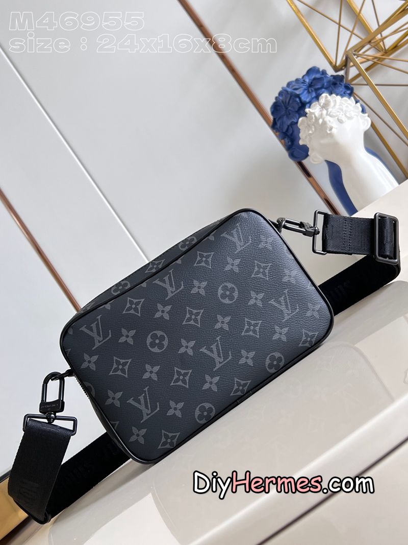 LV M46955 Black Flower This Alpha messenger bag is made of Monogram Eclipse canvas and uses modern brushwork to interpret the exquisite configuration. A zippered compartment keeps items safe, and front pocket rivets add branding. 24 x 16 x 8 cm (length x height x width) E LV 第6張