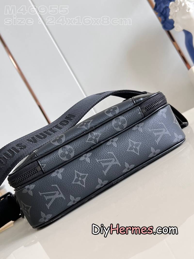 LV M46955 Black Flower This Alpha messenger bag is made of Monogram Eclipse canvas and uses modern brushwork to interpret the exquisite configuration. A zippered compartment keeps items safe, and front pocket rivets add branding. 24 x 16 x 8 cm (length x height x width) E LV 第7張