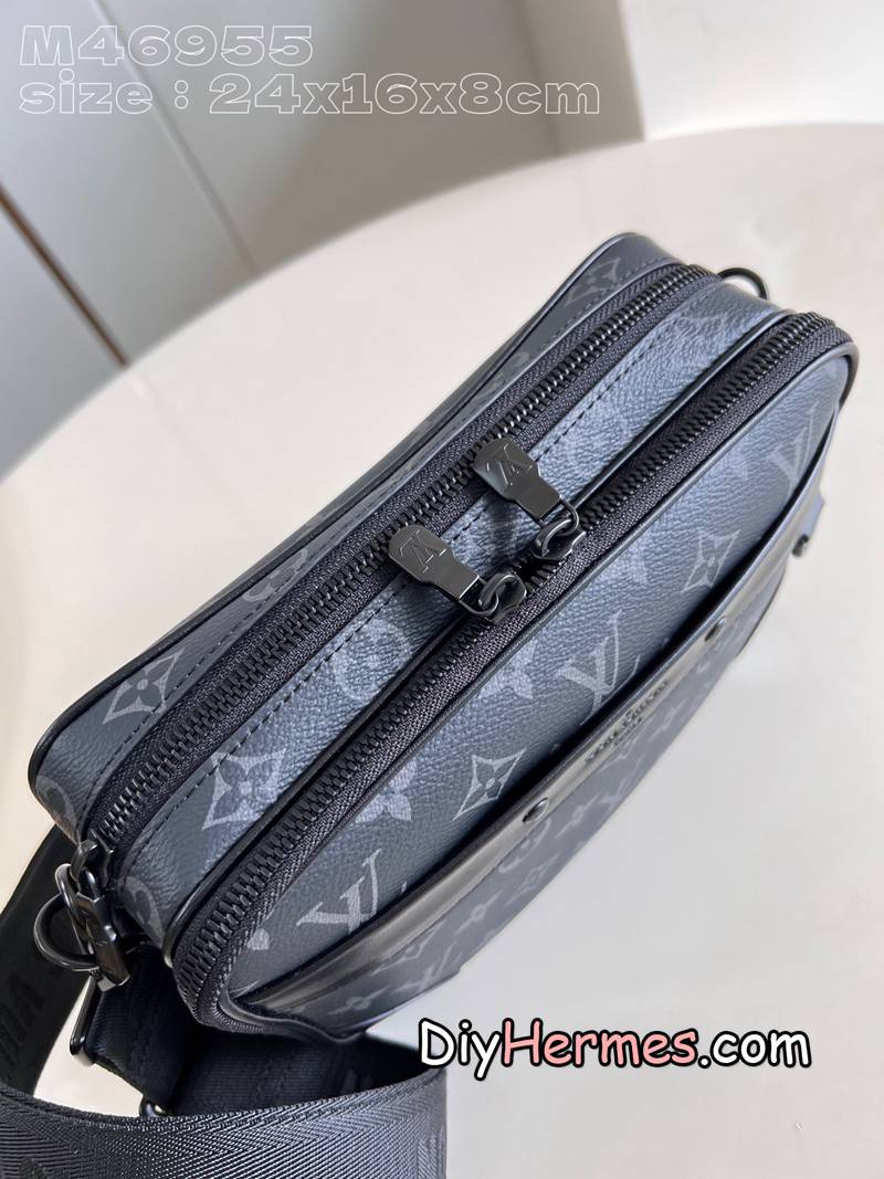 LV M46955 Black Flower This Alpha messenger bag is made of Monogram Eclipse canvas and uses modern brushwork to interpret the exquisite configuration. A zippered compartment keeps items safe, and front pocket rivets add branding. 24 x 16 x 8 cm (length x height x width) E LV 第8張