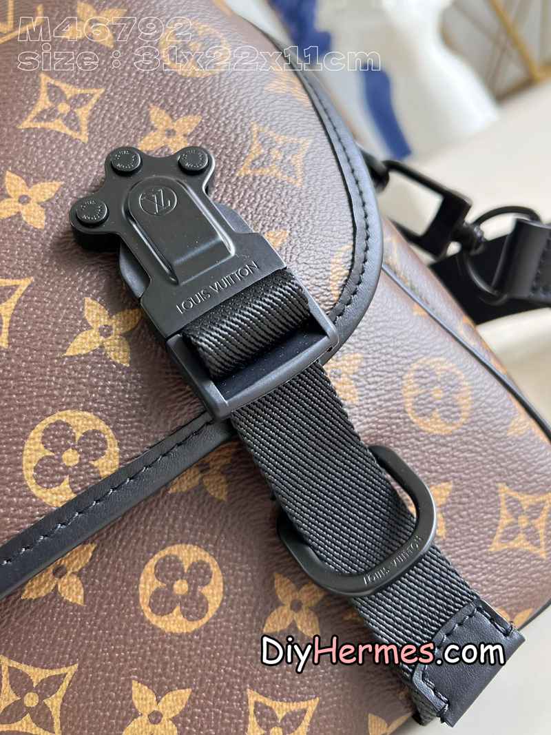 LV M46972 Presbyopia This LV Trail messenger bag is inspired by brand elements. The classic Monogram Macassar canvas is integrated with a logo shoulder strap and a hard case-style quick-release buckle, which can be changed at will. Plenty of space to store personal items. 31 x 22 x 11 cm (length x height x width) S LV 第4張
