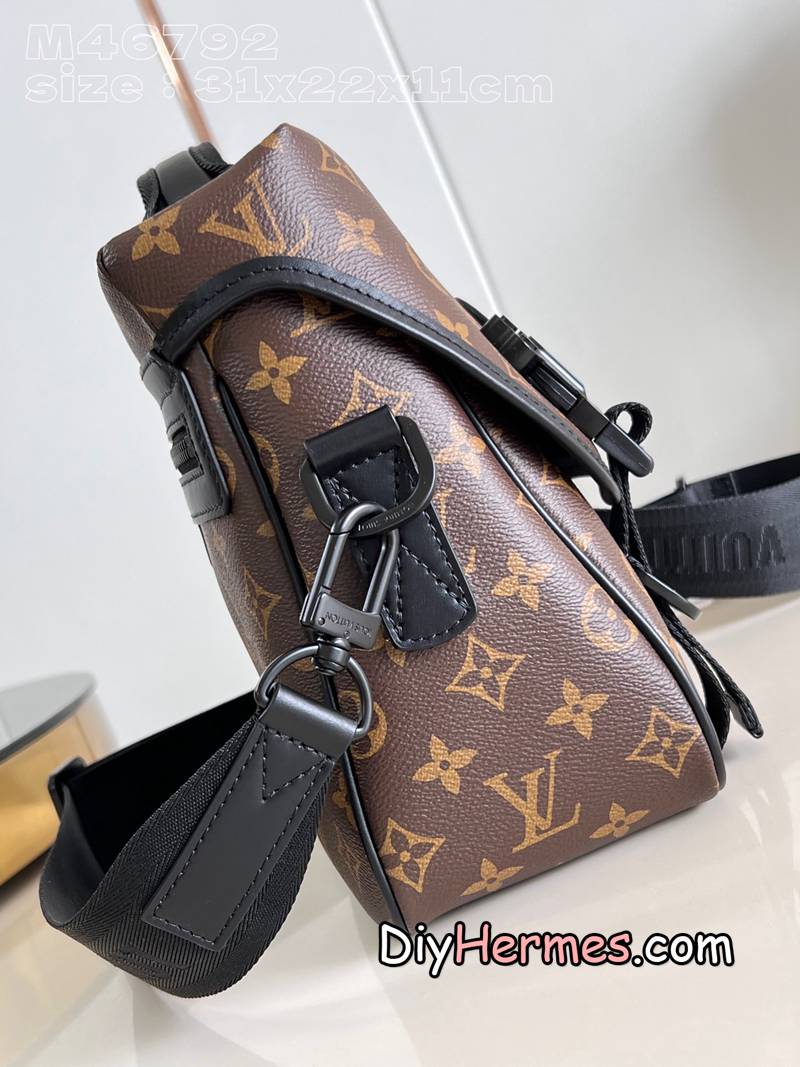 LV M46972 Presbyopia This LV Trail messenger bag is inspired by brand elements. The classic Monogram Macassar canvas is integrated with a logo shoulder strap and a hard case-style quick-release buckle, which can be changed at will. Plenty of space to store personal items. 31 x 22 x 11 cm (length x height x width) S LV 第5張