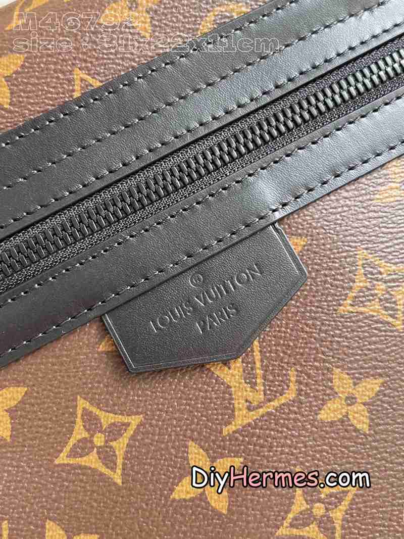 LV M46972 Presbyopia This LV Trail messenger bag is inspired by brand elements. The classic Monogram Macassar canvas is integrated with a logo shoulder strap and a hard case-style quick-release buckle, which can be changed at will. Plenty of space to store personal items. 31 x 22 x 11 cm (length x height x width) S LV 第7張