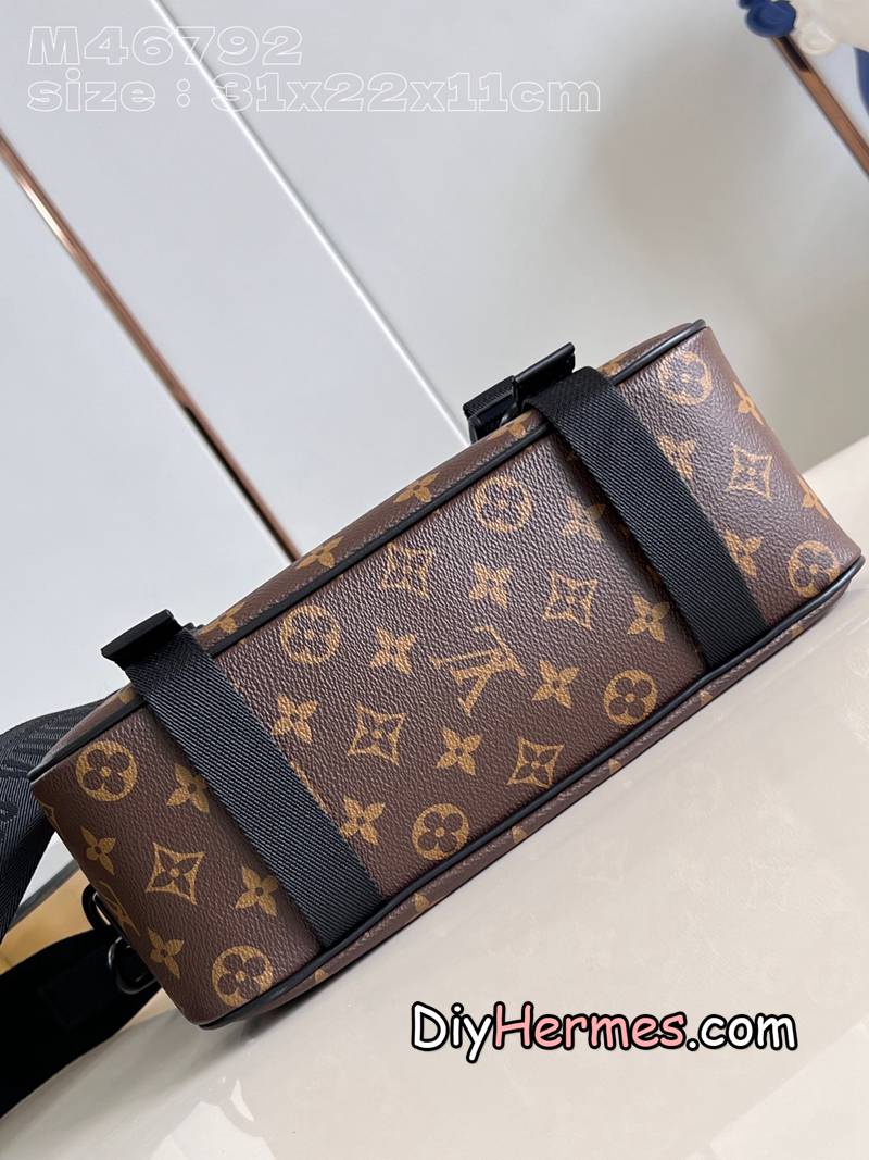 LV M46972 Presbyopia This LV Trail messenger bag is inspired by brand elements. The classic Monogram Macassar canvas is integrated with a logo shoulder strap and a hard case-style quick-release buckle, which can be changed at will. Plenty of space to store personal items. 31 x 22 x 11 cm (length x height x width) S LV 第9張