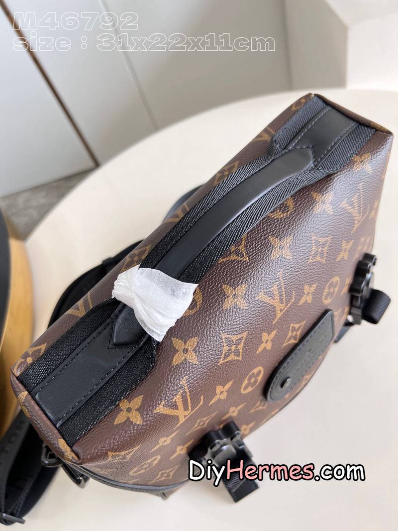 LV M46972 Presbyopia This LV Trail messenger bag is inspired by brand elements. The classic Monogram Macassar canvas is integrated with a logo shoulder strap and a hard case-style quick-release buckle, which can be changed at will. Plenty of space to store personal items. 31 x 22 x 11 cm (length x height x width) S LV 第10張