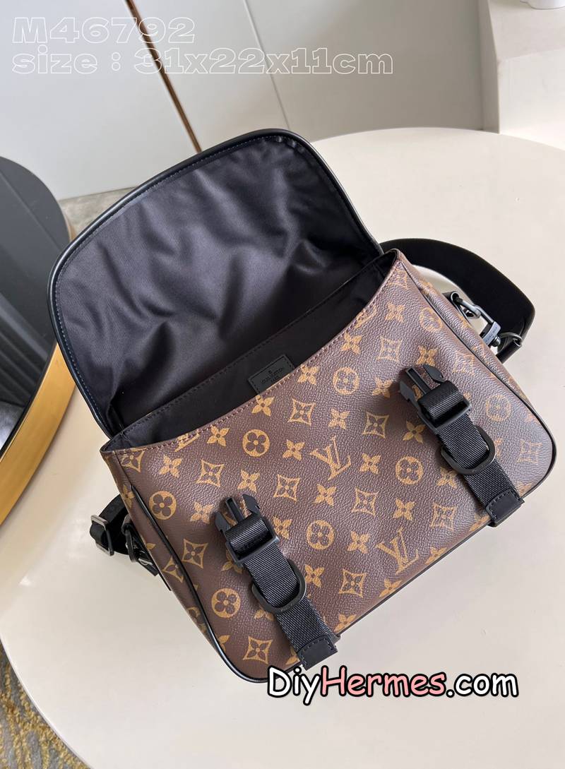 LV M46972 Presbyopia This LV Trail messenger bag is inspired by brand elements. The classic Monogram Macassar canvas is integrated with a logo shoulder strap and a hard case-style quick-release buckle, which can be changed at will. Plenty of space to store personal items. 31 x 22 x 11 cm (length x height x width) S LV 第11張