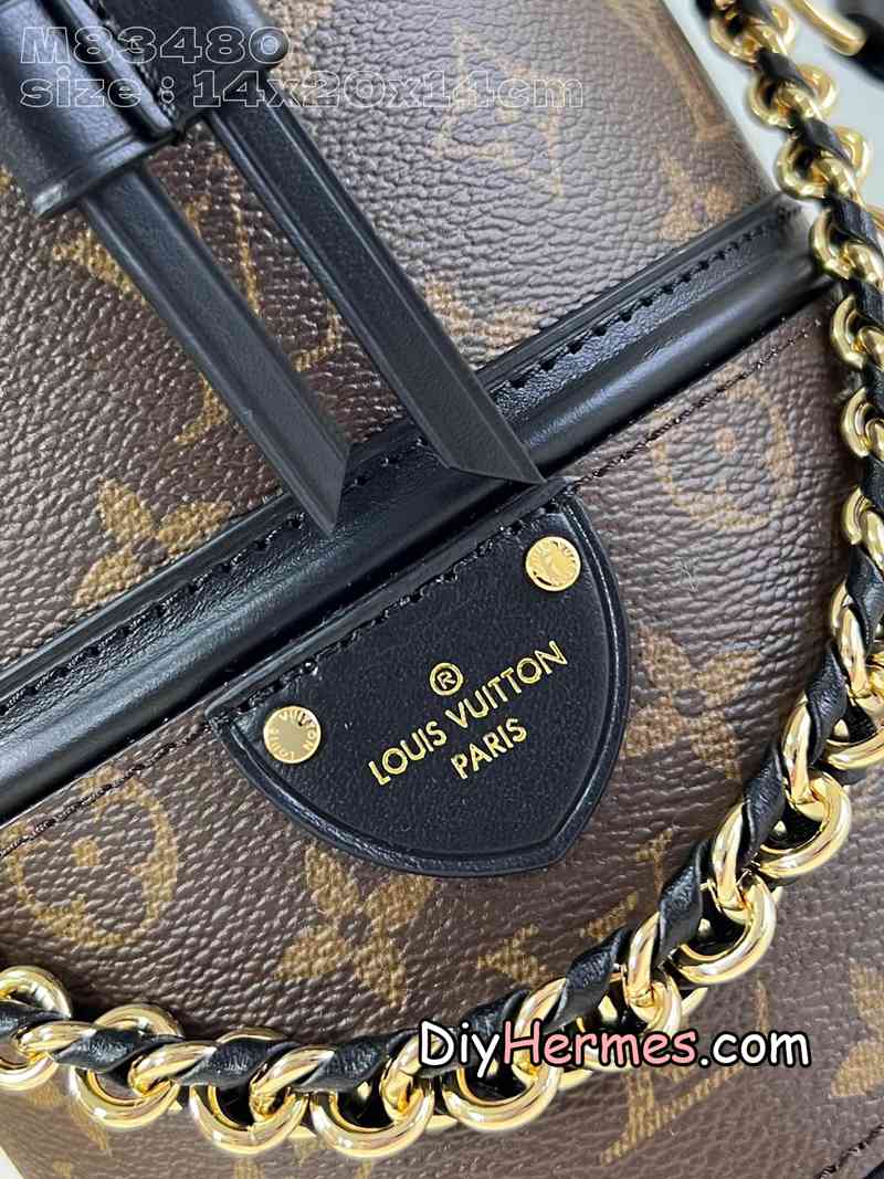 The LV M83480 presbyopic Canoé handbag is made of Monogram canvas, integrating the Noé handbag and the Cannes handbag into one, combining the drawstring of the former with the molded bottom design of the latter, combining both trendy style and practical function. The woven chain and leather shoulder strap are both detachable, allowing for a variety of carrying options. 14 x 20.5 x 14 cm (length x height x width) S LV 第3張
