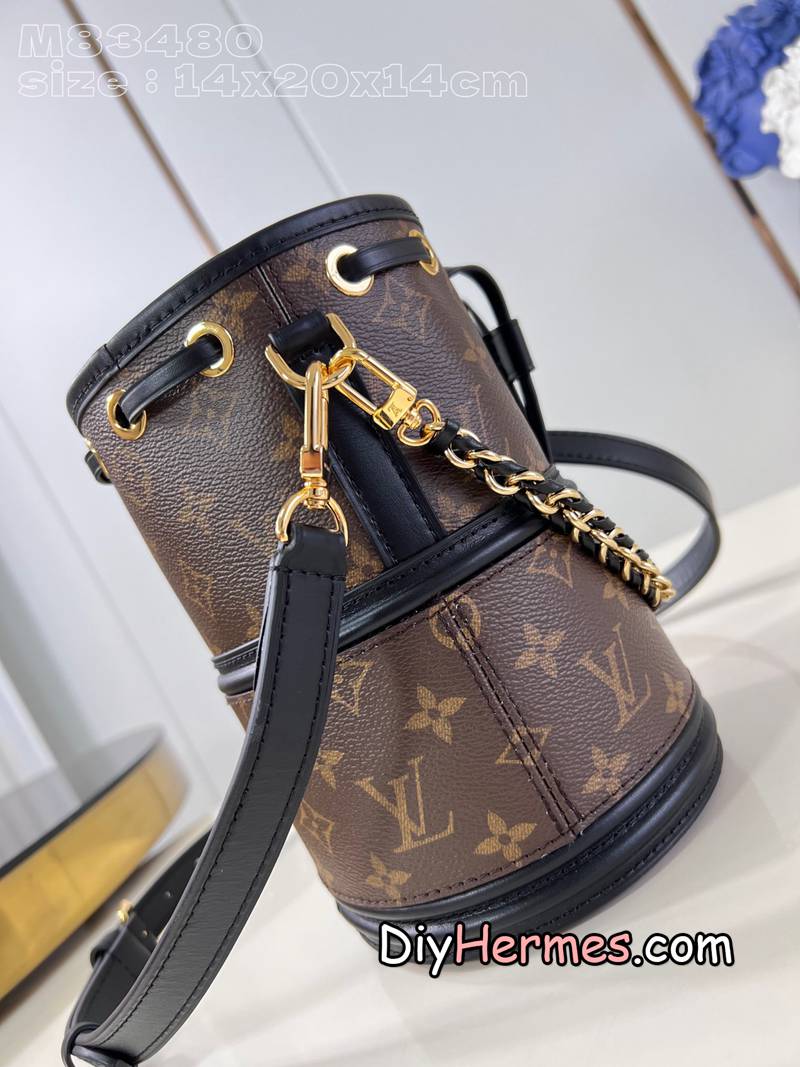 The LV M83480 presbyopic Canoé handbag is made of Monogram canvas, integrating the Noé handbag and the Cannes handbag into one, combining the drawstring of the former with the molded bottom design of the latter, combining both trendy style and practical function. The woven chain and leather shoulder strap are both detachable, allowing for a variety of carrying options. 14 x 20.5 x 14 cm (length x height x width) S LV 第4張