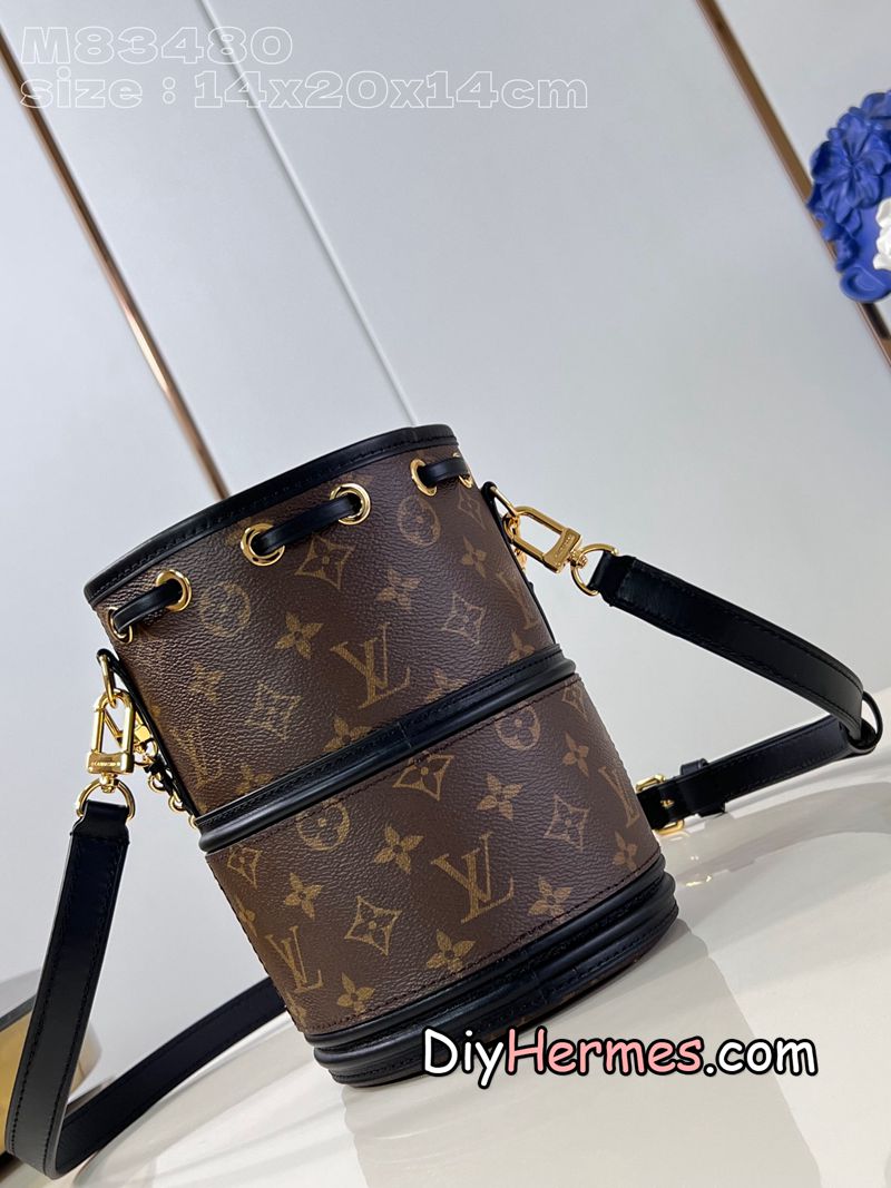 The LV M83480 presbyopic Canoé handbag is made of Monogram canvas, integrating the Noé handbag and the Cannes handbag into one, combining the drawstring of the former with the molded bottom design of the latter, combining both trendy style and practical function. The woven chain and leather shoulder strap are both detachable, allowing for a variety of carrying options. 14 x 20.5 x 14 cm (length x height x width) S LV 第5張