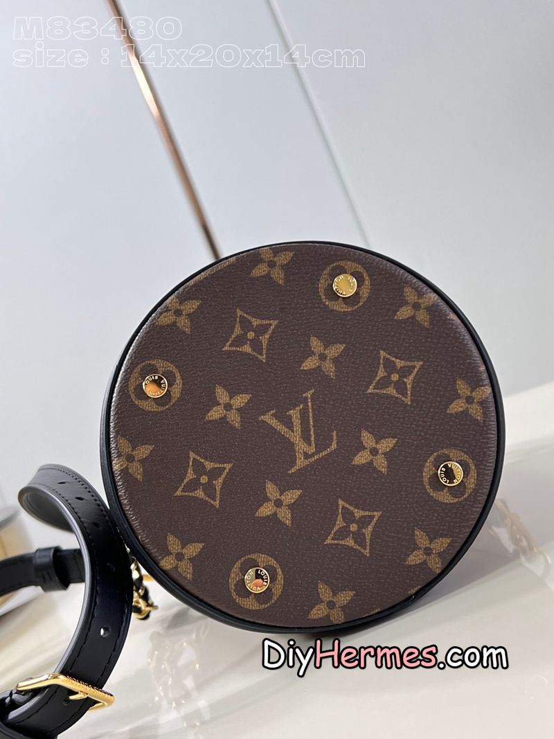 The LV M83480 presbyopic Canoé handbag is made of Monogram canvas, integrating the Noé handbag and the Cannes handbag into one, combining the drawstring of the former with the molded bottom design of the latter, combining both trendy style and practical function. The woven chain and leather shoulder strap are both detachable, allowing for a variety of carrying options. 14 x 20.5 x 14 cm (length x height x width) S LV 第6張
