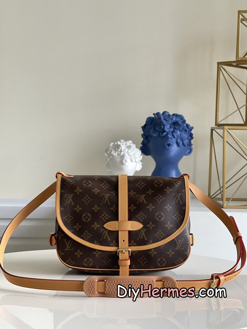 LV M40710M42256 Second-hand series SAUMUR medium handbag The Saumur medium handbag made of Monogram canvas shows the natural elegance of Louis Vuitton. Carry it casually across the body for a more fashionable look, and the exquisite cowhide trim outlines a very feminine appearance. Dimensions: 28x11x20 LV 第4張