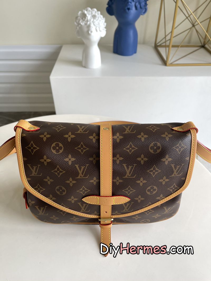 LV M40710M42256 Second-hand series SAUMUR medium handbag The Saumur medium handbag made of Monogram canvas shows the natural elegance of Louis Vuitton. Carry it casually across the body for a more fashionable look, and the exquisite cowhide trim outlines a very feminine appearance. Dimensions: 28x11x20 LV 第7張