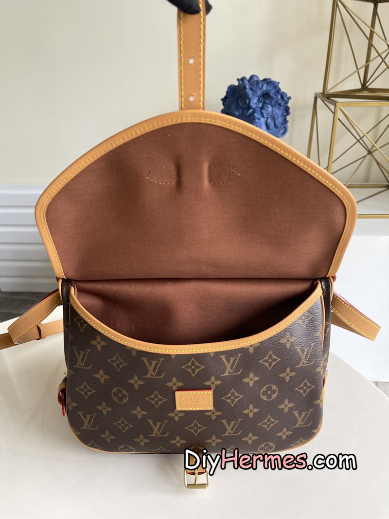 LV M40710M42256 Second-hand series SAUMUR medium handbag The Saumur medium handbag made of Monogram canvas shows the natural elegance of Louis Vuitton. Carry it casually across the body for a more fashionable look, and the exquisite cowhide trim outlines a very feminine appearance. Dimensions: 28x11x20 LV 第8張