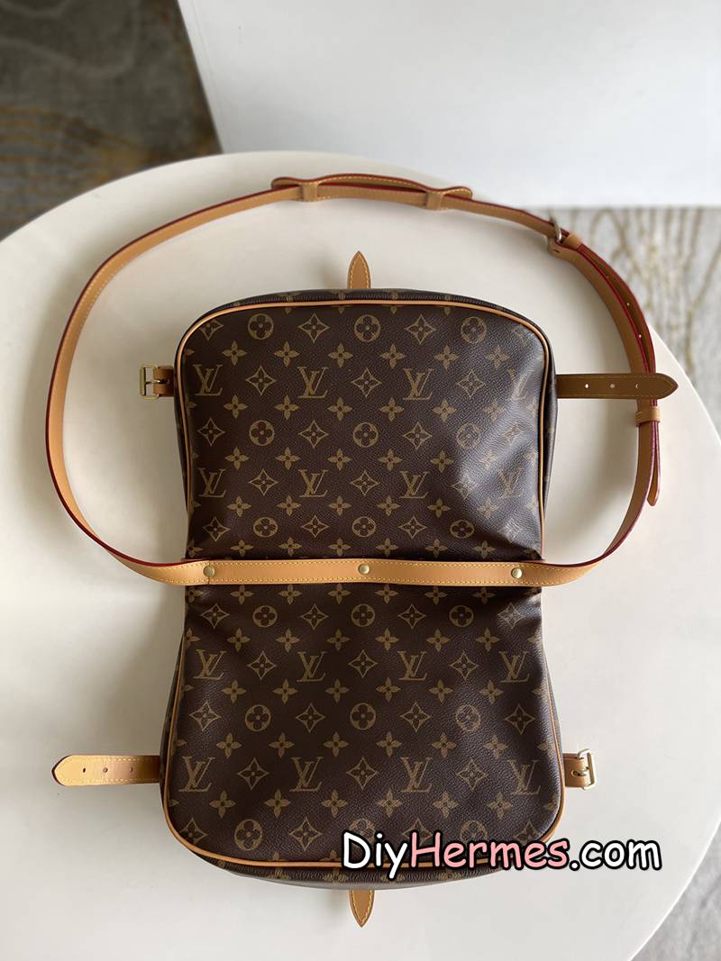 LV M40710M42256 Second-hand series SAUMUR medium handbag The Saumur medium handbag made of Monogram canvas shows the natural elegance of Louis Vuitton. Carry it casually across the body for a more fashionable look, and the exquisite cowhide trim outlines a very feminine appearance. Dimensions: 28x11x20 LV 第10張