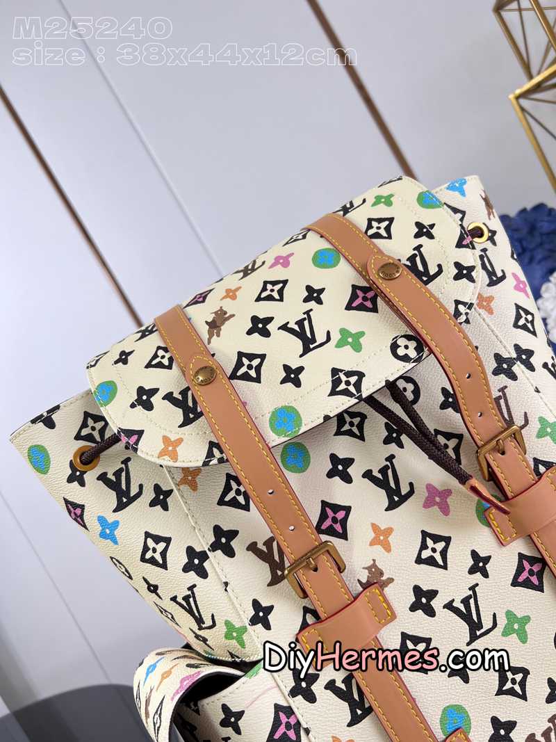 LV M25240 Beige This Christopher medium backpack witnesses the joint creativity of the brand and Tyler. It uses Monogram Craggy canvas to display the ingenious fusion of hand-painted Monogram patterns, terriers and daisy elements. The ample interior space includes multiple pockets, and there are external pockets for easy access. 38 x 44 x 12.5 cm (length x height x width) hf LV 第3張