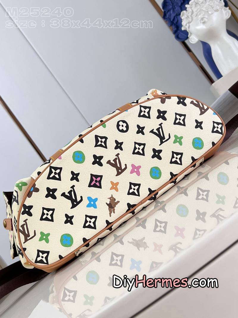 LV M25240 Beige This Christopher medium backpack witnesses the joint creativity of the brand and Tyler. It uses Monogram Craggy canvas to display the ingenious fusion of hand-painted Monogram patterns, terriers and daisy elements. The ample interior space includes multiple pockets, and there are external pockets for easy access. 38 x 44 x 12.5 cm (length x height x width) hf LV 第7張