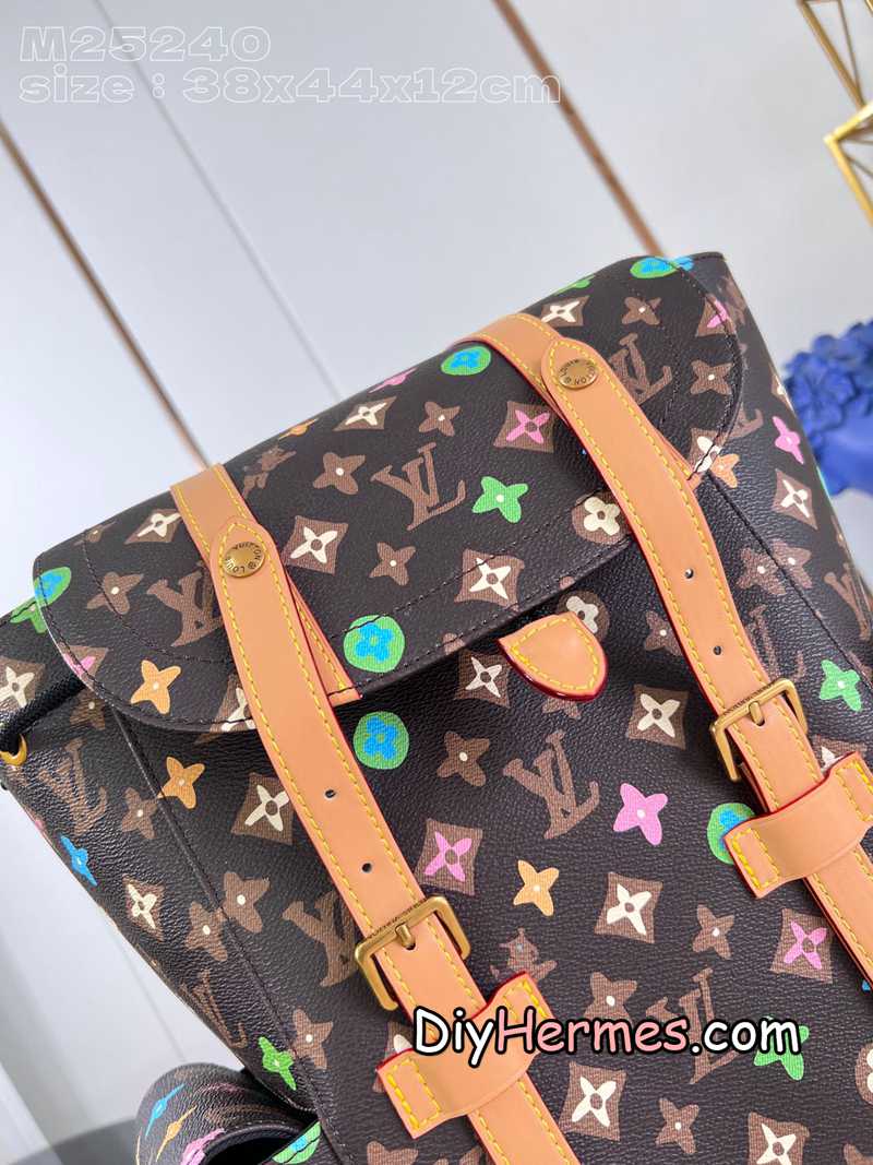 LV M25240 Coffee This Christopher medium backpack bears witness to the joint creativity of the brand and Tyler, using Monogram Craggy canvas to display the ingenious fusion of hand-painted Monogram patterns, terriers and daisy elements. The ample interior space includes multiple pockets, and there are external pockets for easy access. 38 x 44 x 12.5 cm (length x height x width) hf LV 第3張