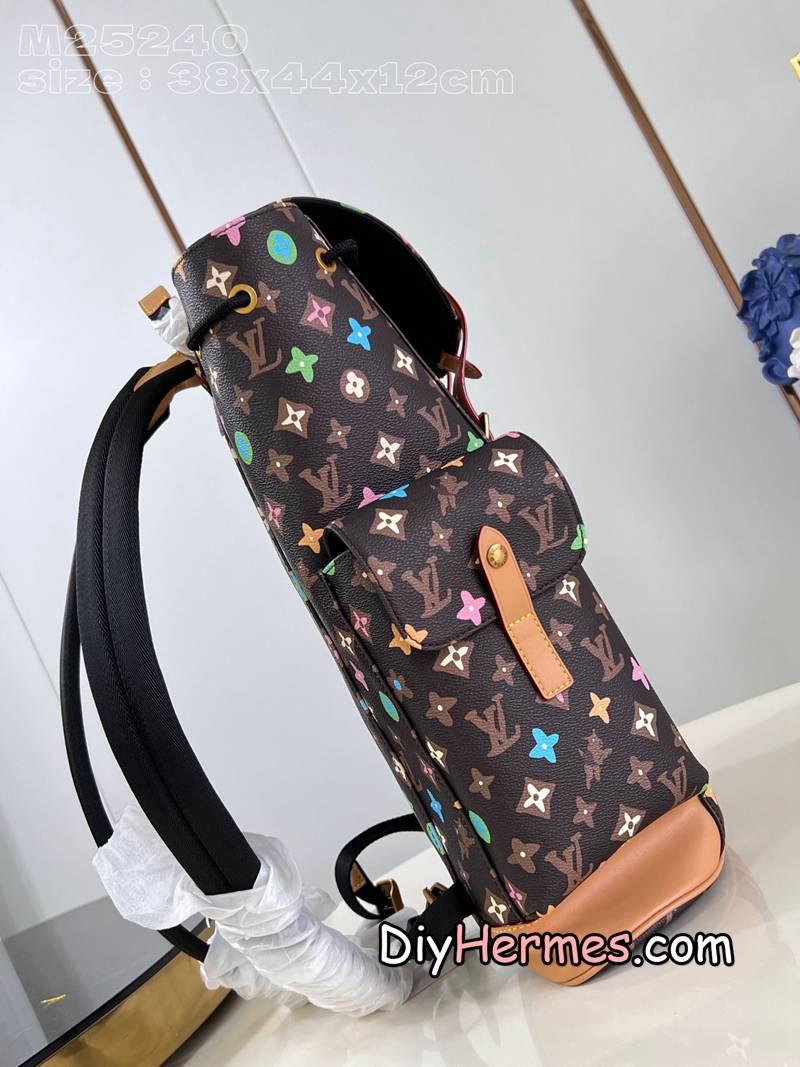 LV M25240 Coffee This Christopher medium backpack bears witness to the joint creativity of the brand and Tyler, using Monogram Craggy canvas to display the ingenious fusion of hand-painted Monogram patterns, terriers and daisy elements. The ample interior space includes multiple pockets, and there are external pockets for easy access. 38 x 44 x 12.5 cm (length x height x width) hf LV 第4張