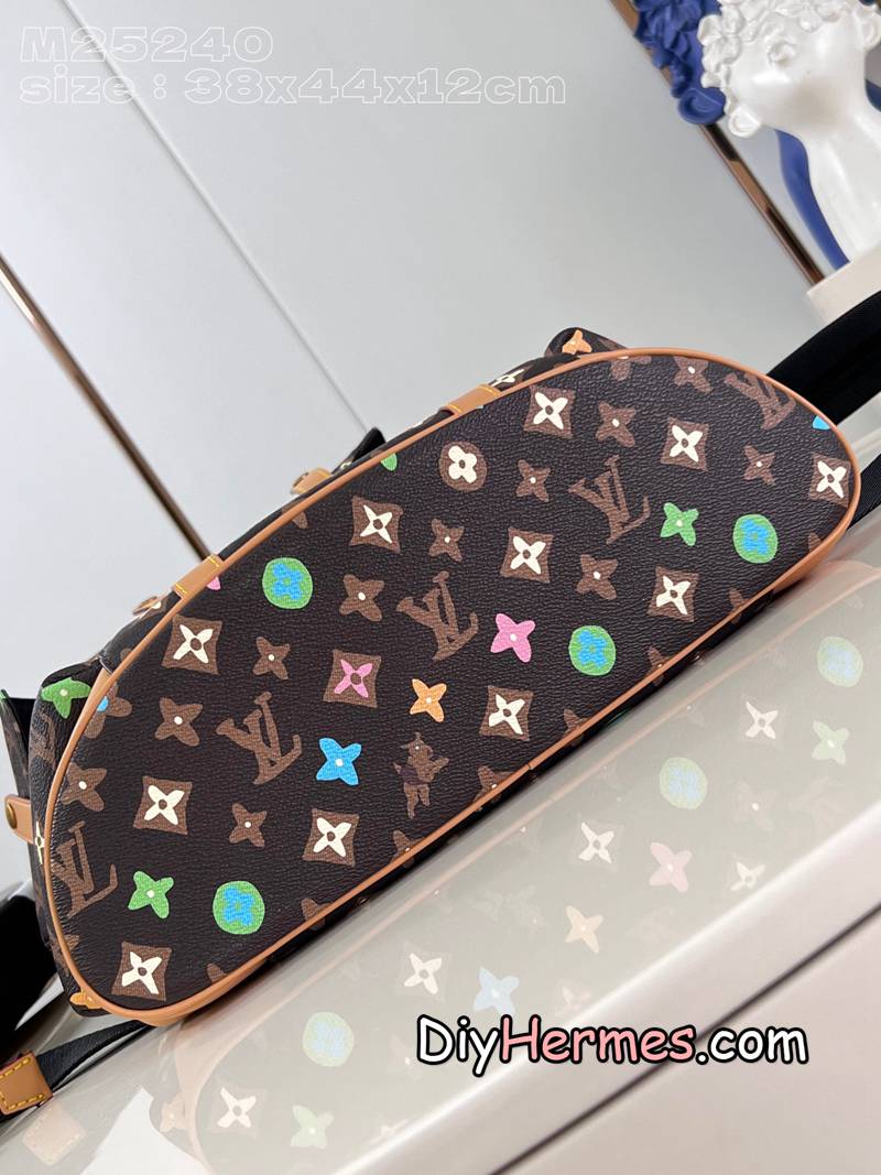 LV M25240 Coffee This Christopher medium backpack bears witness to the joint creativity of the brand and Tyler, using Monogram Craggy canvas to display the ingenious fusion of hand-painted Monogram patterns, terriers and daisy elements. The ample interior space includes multiple pockets, and there are external pockets for easy access. 38 x 44 x 12.5 cm (length x height x width) hf LV 第7張