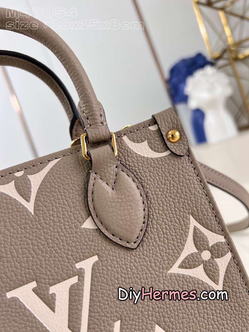 LV M47054 Gray Silk Screen This OnTheGo BB handbag is made of Monogram Empreinte leather with Monogram pattern embossed on it. The unique handle fasteners and riveted leather tabs at the corners highlight the ingenious details. The compact shape can hold a smartphone and a short wallet, and the detachable and adjustable shoulder strap makes it easy to carry over the shoulder. 18 x 15 x 8.5 cm (length x height x width) y LV 第3張
