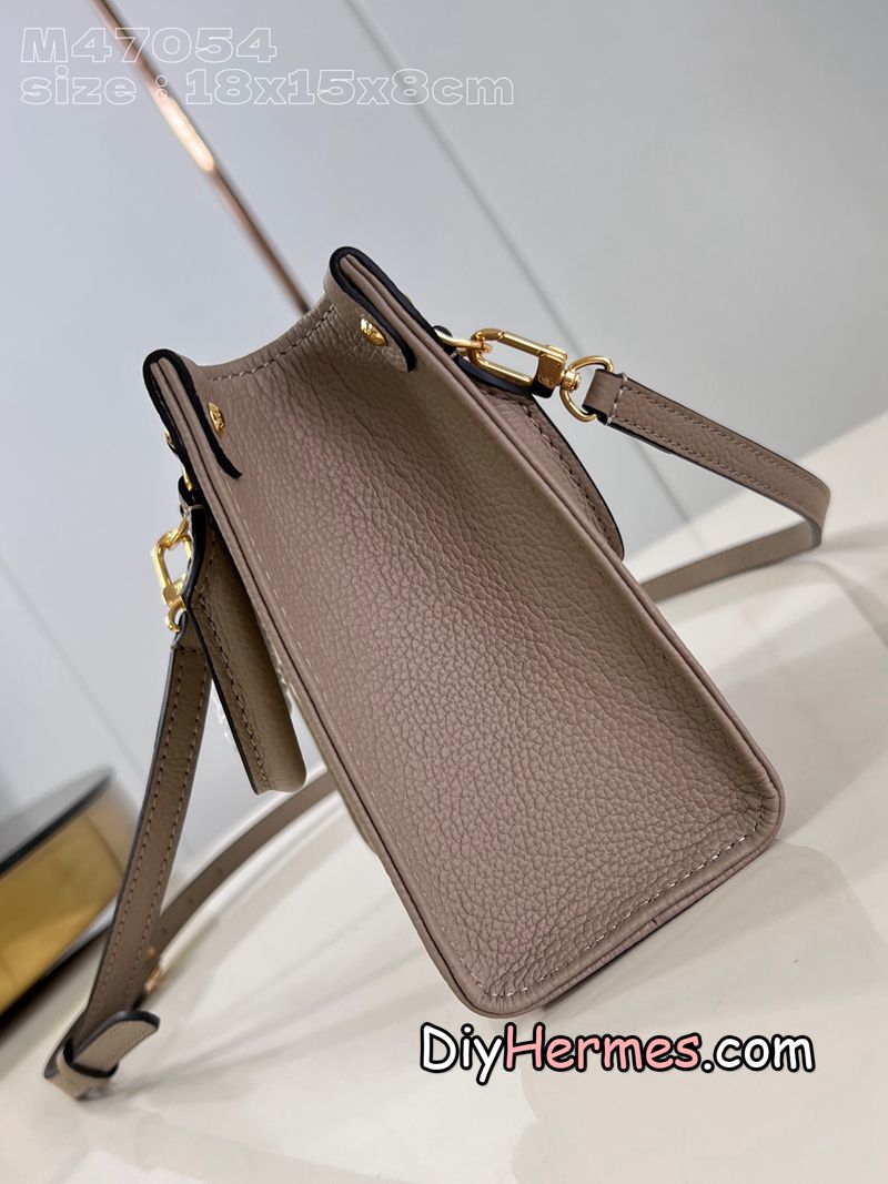 LV M47054 Gray Silk Screen This OnTheGo BB handbag is made of Monogram Empreinte leather with Monogram pattern embossed on it. The unique handle fasteners and riveted leather tabs at the corners highlight the ingenious details. The compact shape can hold a smartphone and a short wallet, and the detachable and adjustable shoulder strap makes it easy to carry over the shoulder. 18 x 15 x 8.5 cm (length x height x width) y LV 第4張