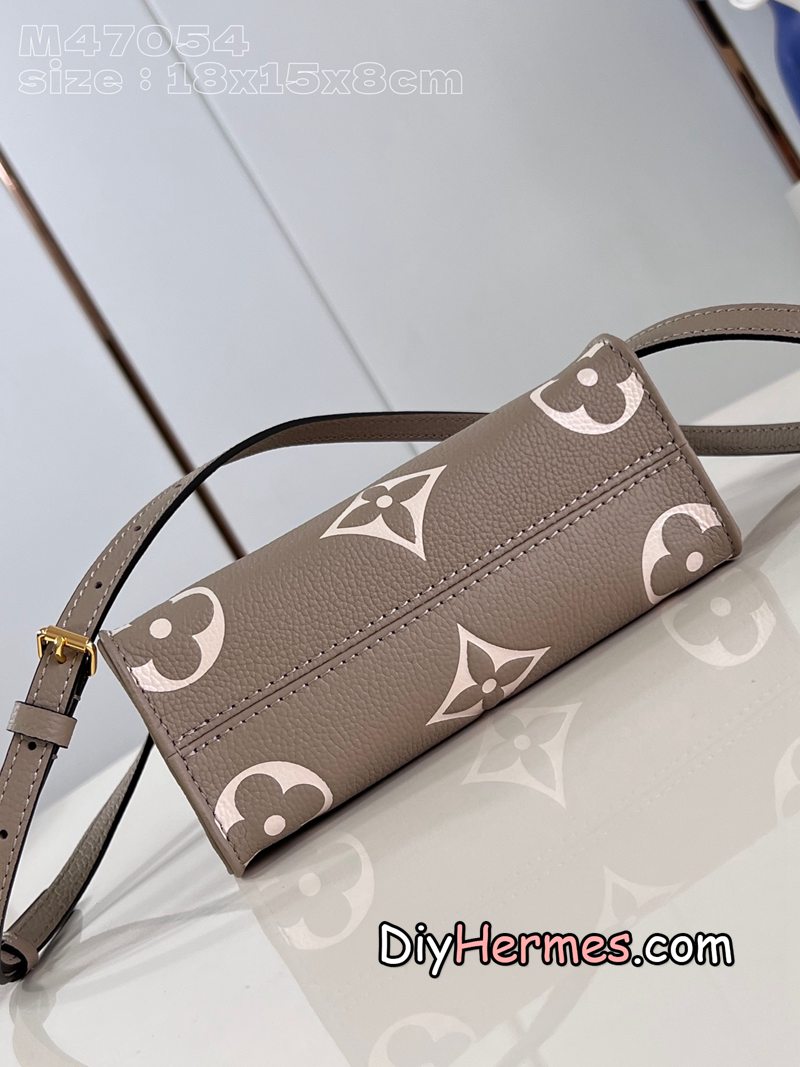 LV M47054 Gray Silk Screen This OnTheGo BB handbag is made of Monogram Empreinte leather with Monogram pattern embossed on it. The unique handle fasteners and riveted leather tabs at the corners highlight the ingenious details. The compact shape can hold a smartphone and a short wallet, and the detachable and adjustable shoulder strap makes it easy to carry over the shoulder. 18 x 15 x 8.5 cm (length x height x width) y LV 第6張