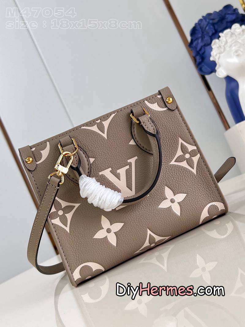 LV M47054 Gray Silk Screen This OnTheGo BB handbag is made of Monogram Empreinte leather with Monogram pattern embossed on it. The unique handle fasteners and riveted leather tabs at the corners highlight the ingenious details. The compact shape can hold a smartphone and a short wallet, and the detachable and adjustable shoulder strap makes it easy to carry over the shoulder. 18 x 15 x 8.5 cm (length x height x width) y LV 第7張