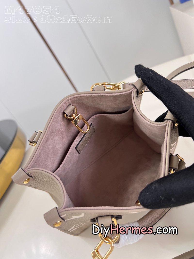 LV M47054 Gray Silk Screen This OnTheGo BB handbag is made of Monogram Empreinte leather with Monogram pattern embossed on it. The unique handle fasteners and riveted leather tabs at the corners highlight the ingenious details. The compact shape can hold a smartphone and a short wallet, and the detachable and adjustable shoulder strap makes it easy to carry over the shoulder. 18 x 15 x 8.5 cm (length x height x width) y LV 第8張