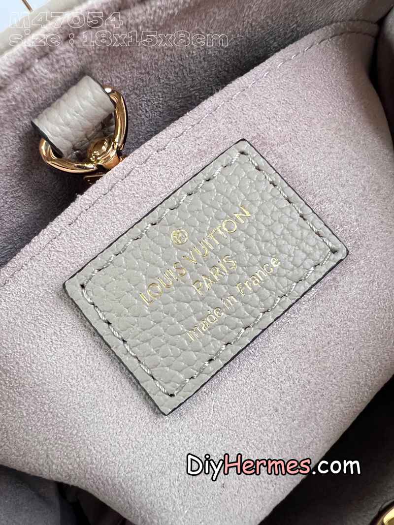 LV M47054 Gray Silk Screen This OnTheGo BB handbag is made of Monogram Empreinte leather with Monogram pattern embossed on it. The unique handle fasteners and riveted leather tabs at the corners highlight the ingenious details. The compact shape can hold a smartphone and a short wallet, and the detachable and adjustable shoulder strap makes it easy to carry over the shoulder. 18 x 15 x 8.5 cm (length x height x width) y LV 第10張