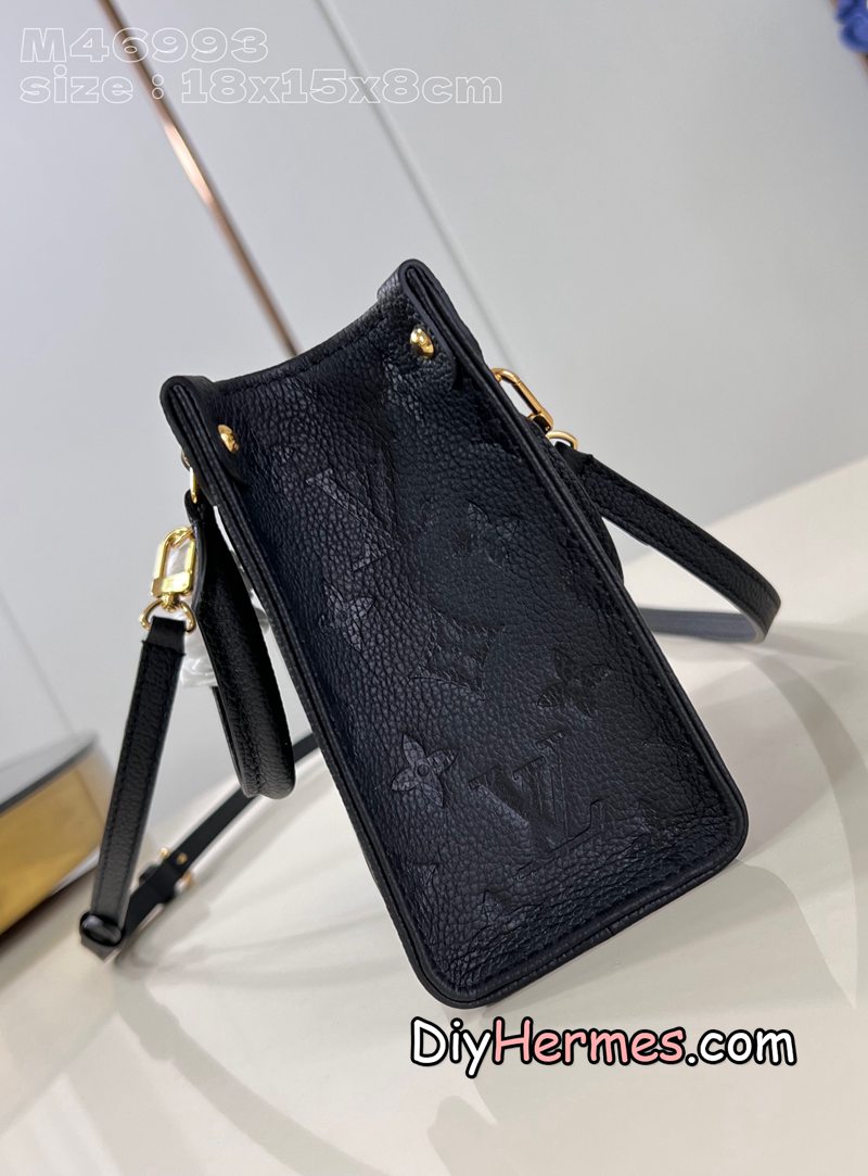 LV M46993 black embossed This OnTheGo BB handbag is made of Monogram Empreinte leather embossed with the Monogram pattern. The unique handle fasteners and riveted leather tabs at the corners highlight the ingenious details. The compact shape can hold a smartphone and a short wallet, and the detachable and adjustable shoulder strap makes it easy to carry over the shoulder. 18 x 15 x 8.5 cm (length x height x width) y LV 第4張