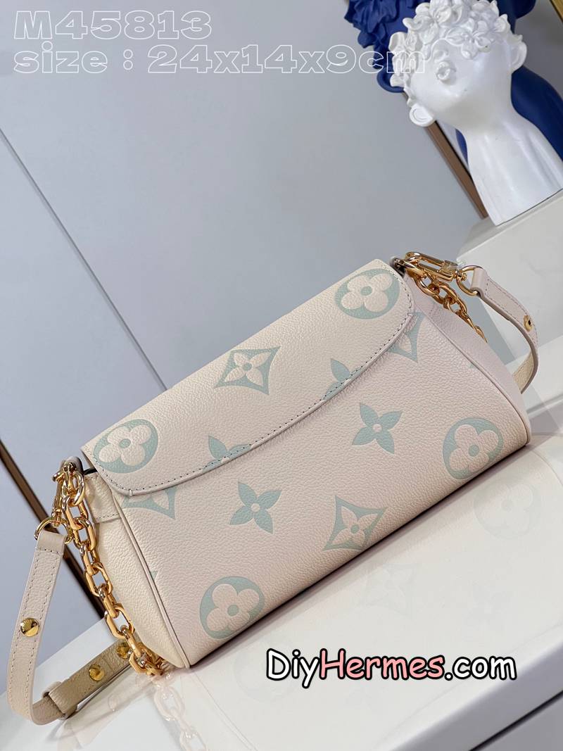 LV M45813 off-white printed green M46842 This Favorite handbag is made of Monogram Empreinte embossed leather, with a light background to highlight the Monogram print, and a microfiber lining. The adjustable leather shoulder strap and chain are detachable and can be worn under the arm, on one shoulder or across the body. size：24x14x9cm Q LV 第6張