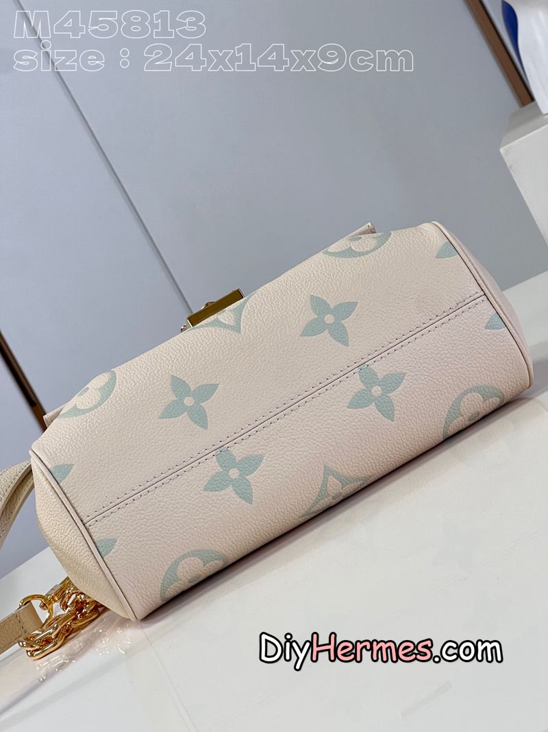LV M45813 off-white printed green M46842 This Favorite handbag is made of Monogram Empreinte embossed leather, with a light background to highlight the Monogram print, and a microfiber lining. The adjustable leather shoulder strap and chain are detachable and can be worn under the arm, on one shoulder or across the body. size：24x14x9cm Q LV 第7張