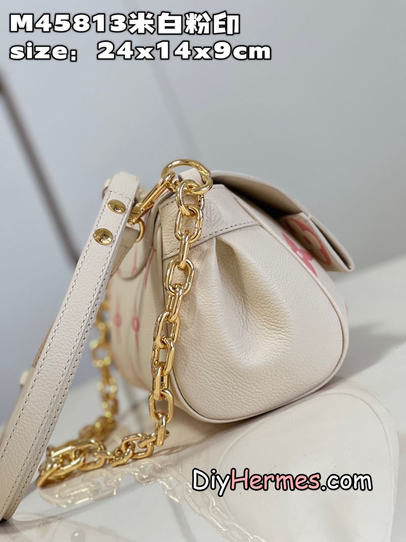 LV M45813 off-white powder print M46393 This Favorite handbag is made of Monogram Empreinte embossed leather, with a light background to highlight the Monogram print, and a microfiber lining. The adjustable leather shoulder strap and chain are detachable and can be worn under the arm, on one shoulder or across the body. size：24x14x9cm Q LV 第5張