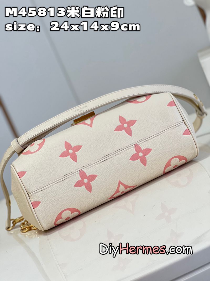 LV M45813 off-white powder print M46393 This Favorite handbag is made of Monogram Empreinte embossed leather, with a light background to highlight the Monogram print, and a microfiber lining. The adjustable leather shoulder strap and chain are detachable and can be worn under the arm, on one shoulder or across the body. size：24x14x9cm Q LV 第6張