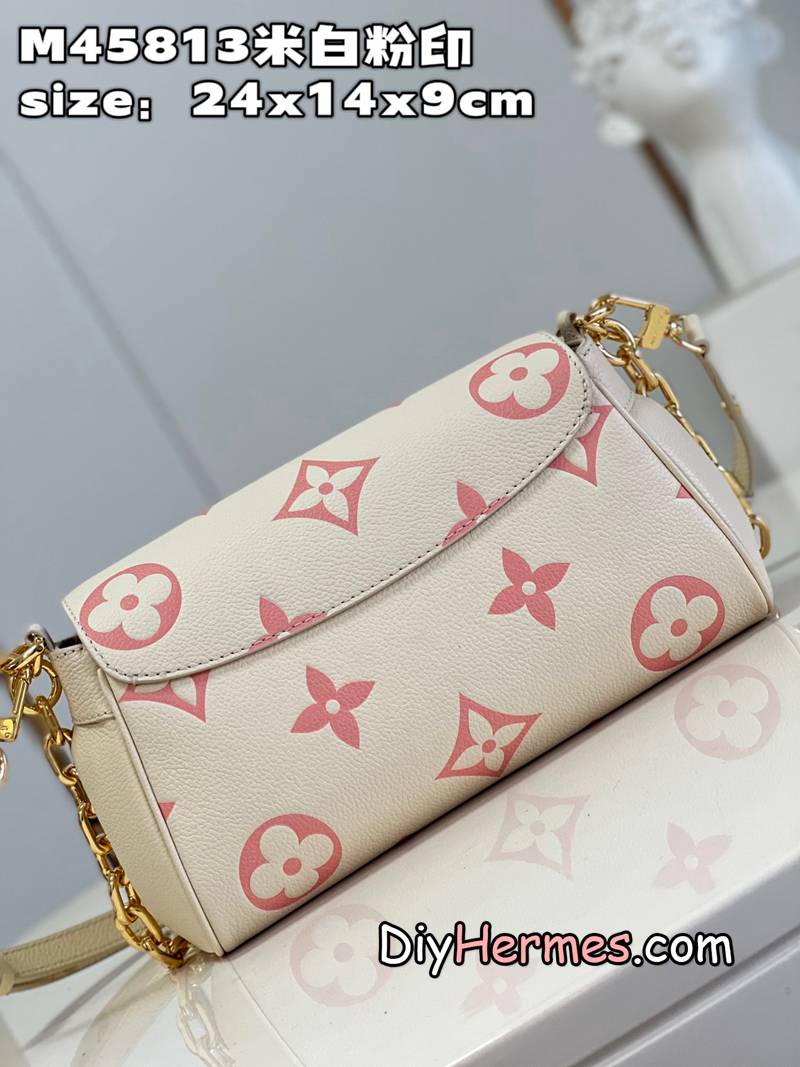 LV M45813 off-white powder print M46393 This Favorite handbag is made of Monogram Empreinte embossed leather, with a light background to highlight the Monogram print, and a microfiber lining. The adjustable leather shoulder strap and chain are detachable and can be worn under the arm, on one shoulder or across the body. size：24x14x9cm Q LV 第7張