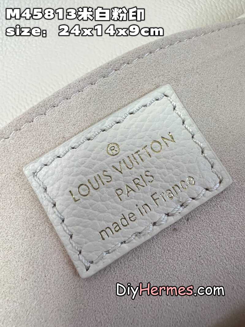 LV M45813 off-white powder print M46393 This Favorite handbag is made of Monogram Empreinte embossed leather, with a light background to highlight the Monogram print, and a microfiber lining. The adjustable leather shoulder strap and chain are detachable and can be worn under the arm, on one shoulder or across the body. size：24x14x9cm Q LV 第10張