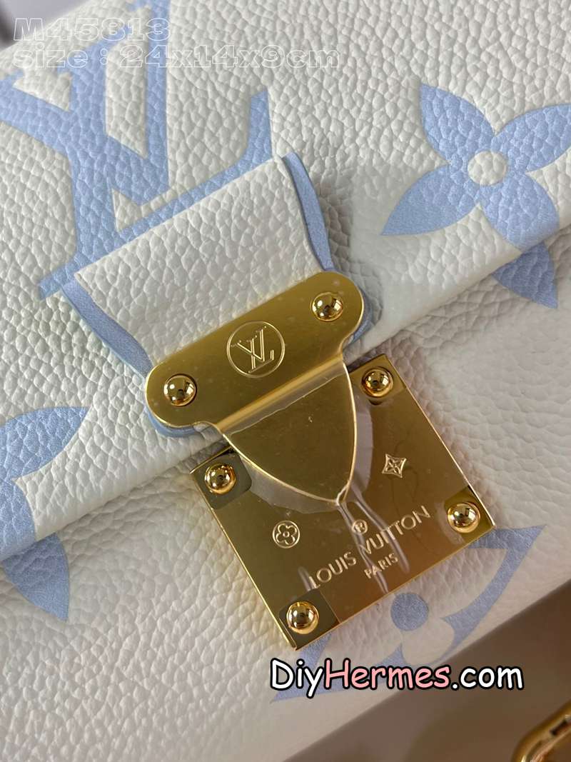 LV M45813 off-white printed blue Favorite handbag is made of Monogram Empreinte embossed leather, with a light background to highlight the Monogram print, and a microfiber lining. The adjustable leather shoulder strap and chain are detachable and can be worn under the arm, on one shoulder or across the body. size：24x14x9cm Q LV 第3張