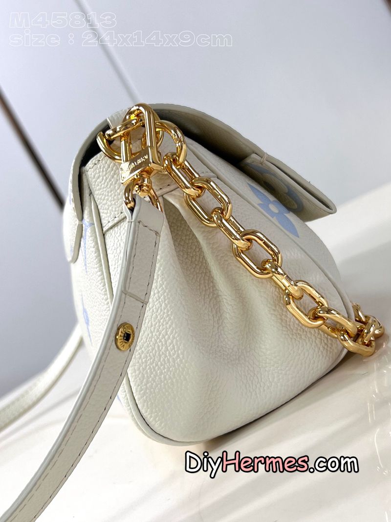 LV M45813 off-white printed blue Favorite handbag is made of Monogram Empreinte embossed leather, with a light background to highlight the Monogram print, and a microfiber lining. The adjustable leather shoulder strap and chain are detachable and can be worn under the arm, on one shoulder or across the body. size：24x14x9cm Q LV 第4張