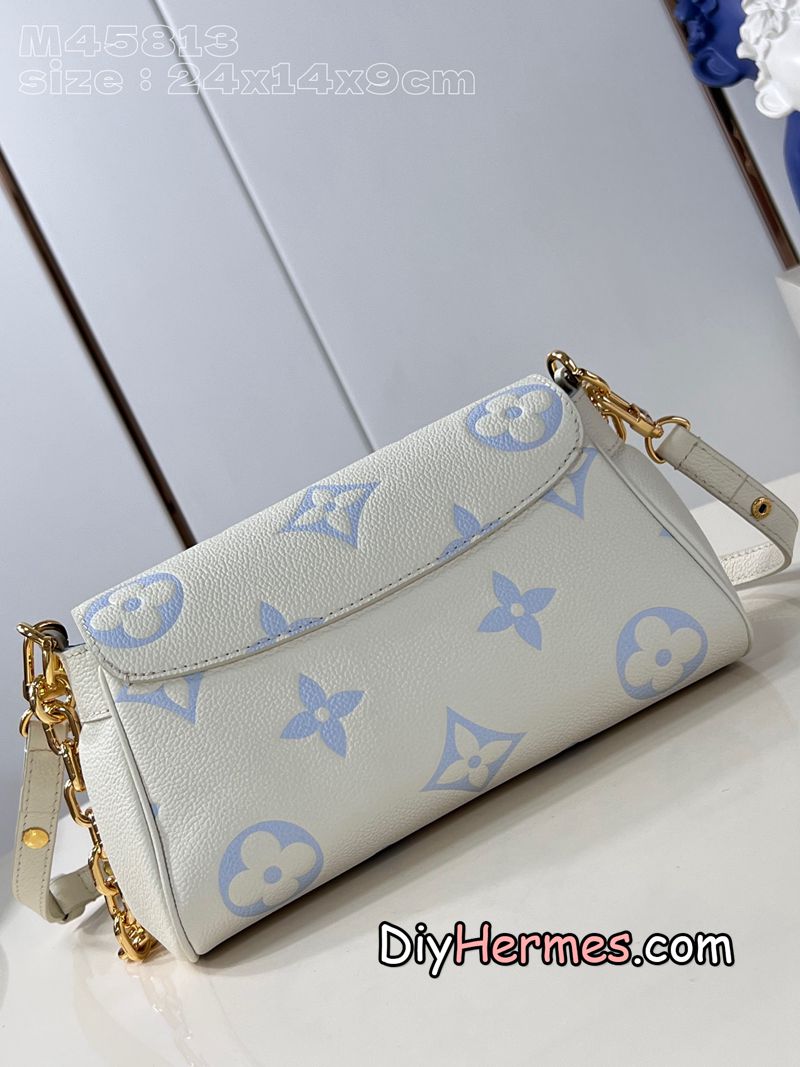 LV M45813 off-white printed blue Favorite handbag is made of Monogram Empreinte embossed leather, with a light background to highlight the Monogram print, and a microfiber lining. The adjustable leather shoulder strap and chain are detachable and can be worn under the arm, on one shoulder or across the body. size：24x14x9cm Q LV 第6張