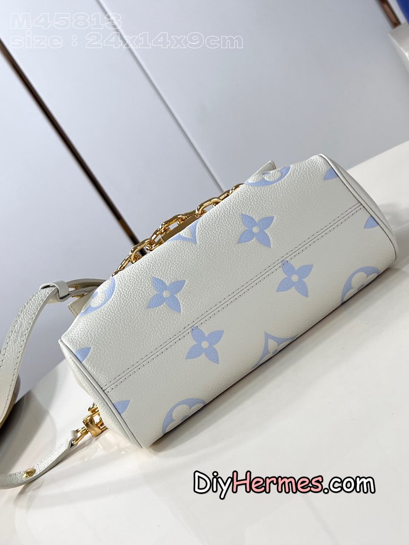 LV M45813 off-white printed blue Favorite handbag is made of Monogram Empreinte embossed leather, with a light background to highlight the Monogram print, and a microfiber lining. The adjustable leather shoulder strap and chain are detachable and can be worn under the arm, on one shoulder or across the body. size：24x14x9cm Q LV 第7張