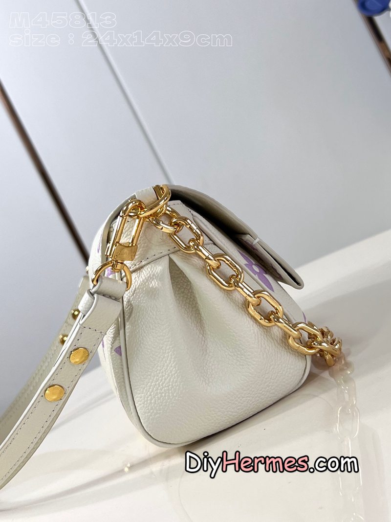 LV M45813 off-white printed purple Favorite handbag is made of Monogram Empreinte embossed leather, with a light background to highlight the Monogram print and a microfiber lining. The adjustable leather shoulder strap and chain are detachable and can be worn under the arm, on one shoulder or across the body. size：24x14x9cm Q LV 第4張