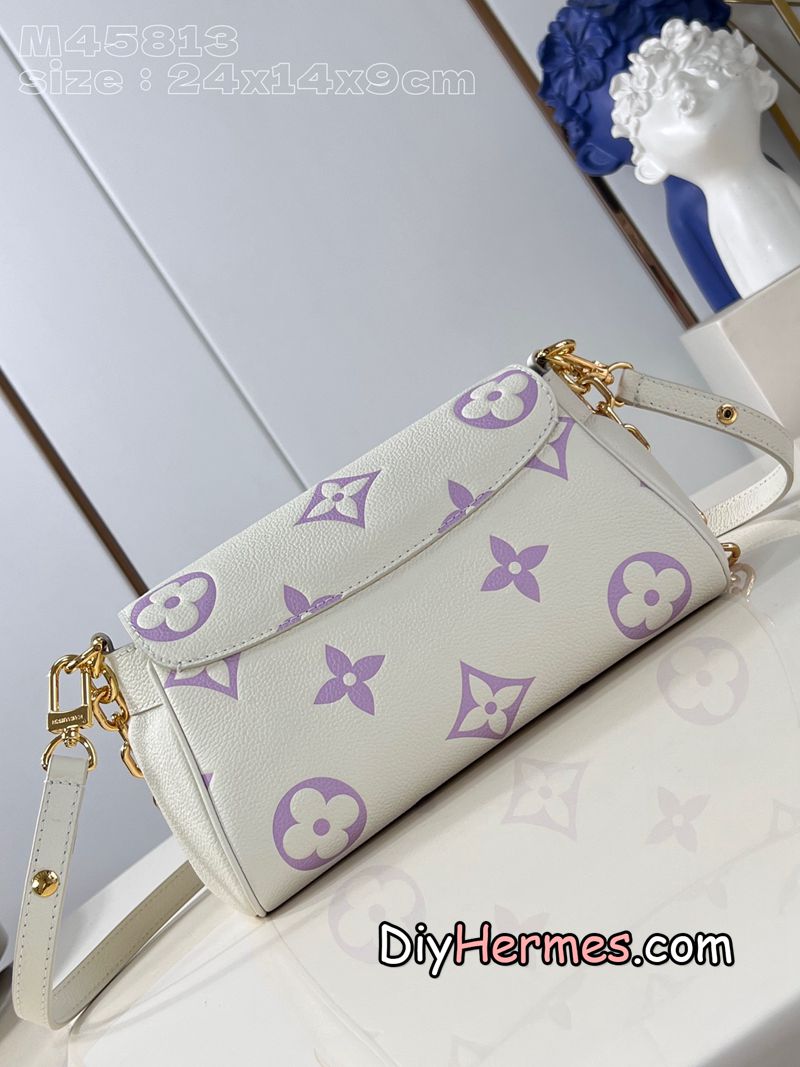 LV M45813 off-white printed purple Favorite handbag is made of Monogram Empreinte embossed leather, with a light background to highlight the Monogram print and a microfiber lining. The adjustable leather shoulder strap and chain are detachable and can be worn under the arm, on one shoulder or across the body. size：24x14x9cm Q LV 第6張