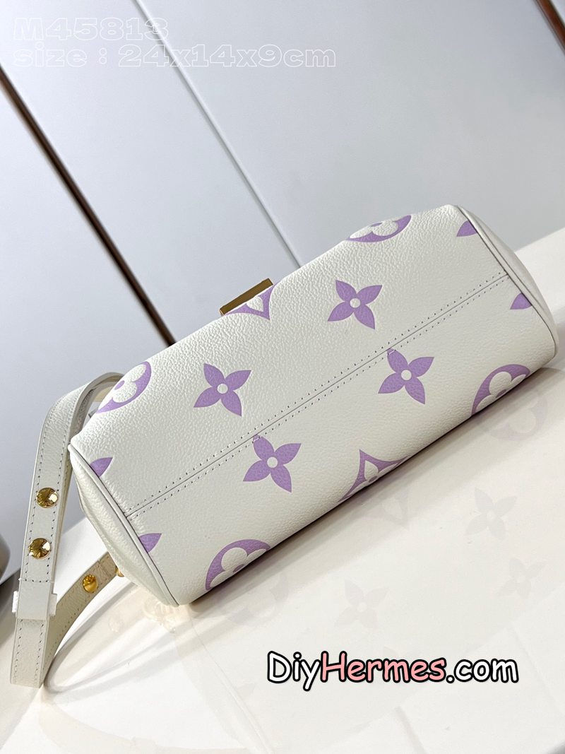 LV M45813 off-white printed purple Favorite handbag is made of Monogram Empreinte embossed leather, with a light background to highlight the Monogram print and a microfiber lining. The adjustable leather shoulder strap and chain are detachable and can be worn under the arm, on one shoulder or across the body. size：24x14x9cm Q LV 第7張